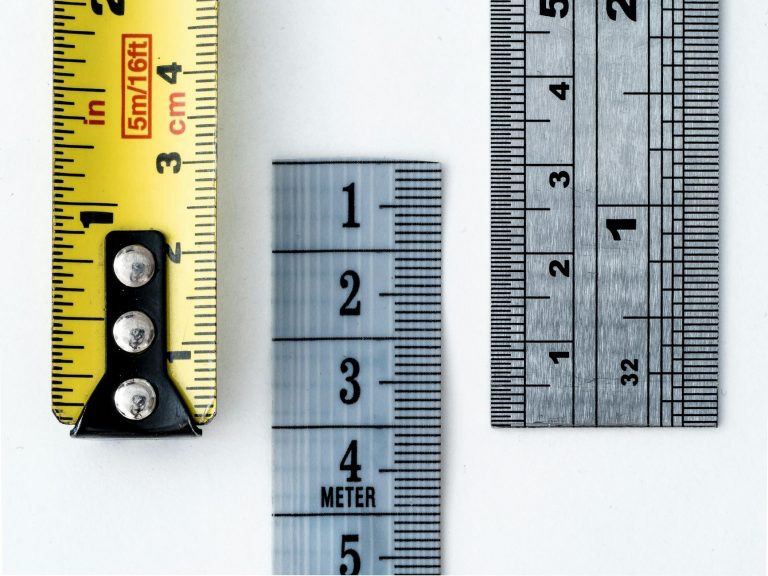 Inch in cm – Maßband mit Millimeter-, Zentimeter- und Inch-Skala