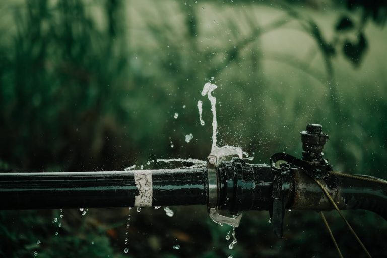 Leck Wasserleitung finden – undichte Rohrleitung mit austretendem Wasser im Garten
