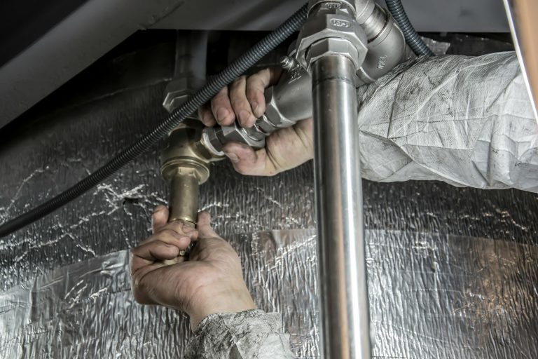 Wasserleitungen erneuern – Klempner bei der Installation von Stahlrohren