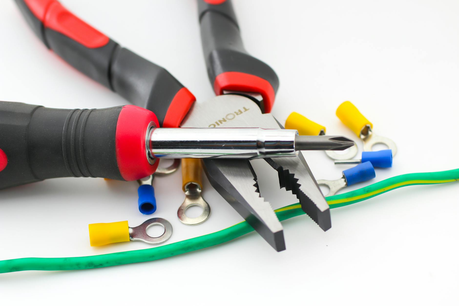 Isolierzange – professionelle Elektrikerzange mit isolierten Griffen
