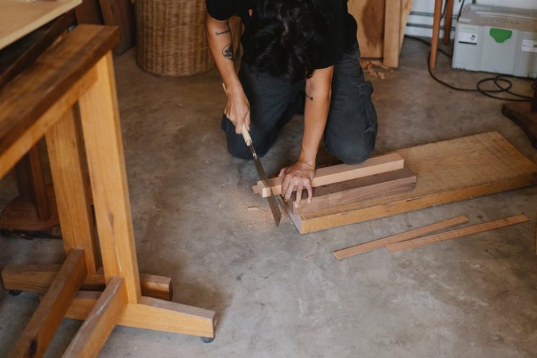 Werkzeuge mit J – Japansäge beim Holzschnitt in der Werkstatt