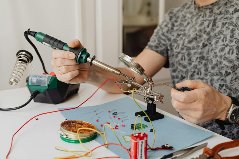 Werkzeuge mit L – Lötkolben beim Löten von Elektronikplatinen