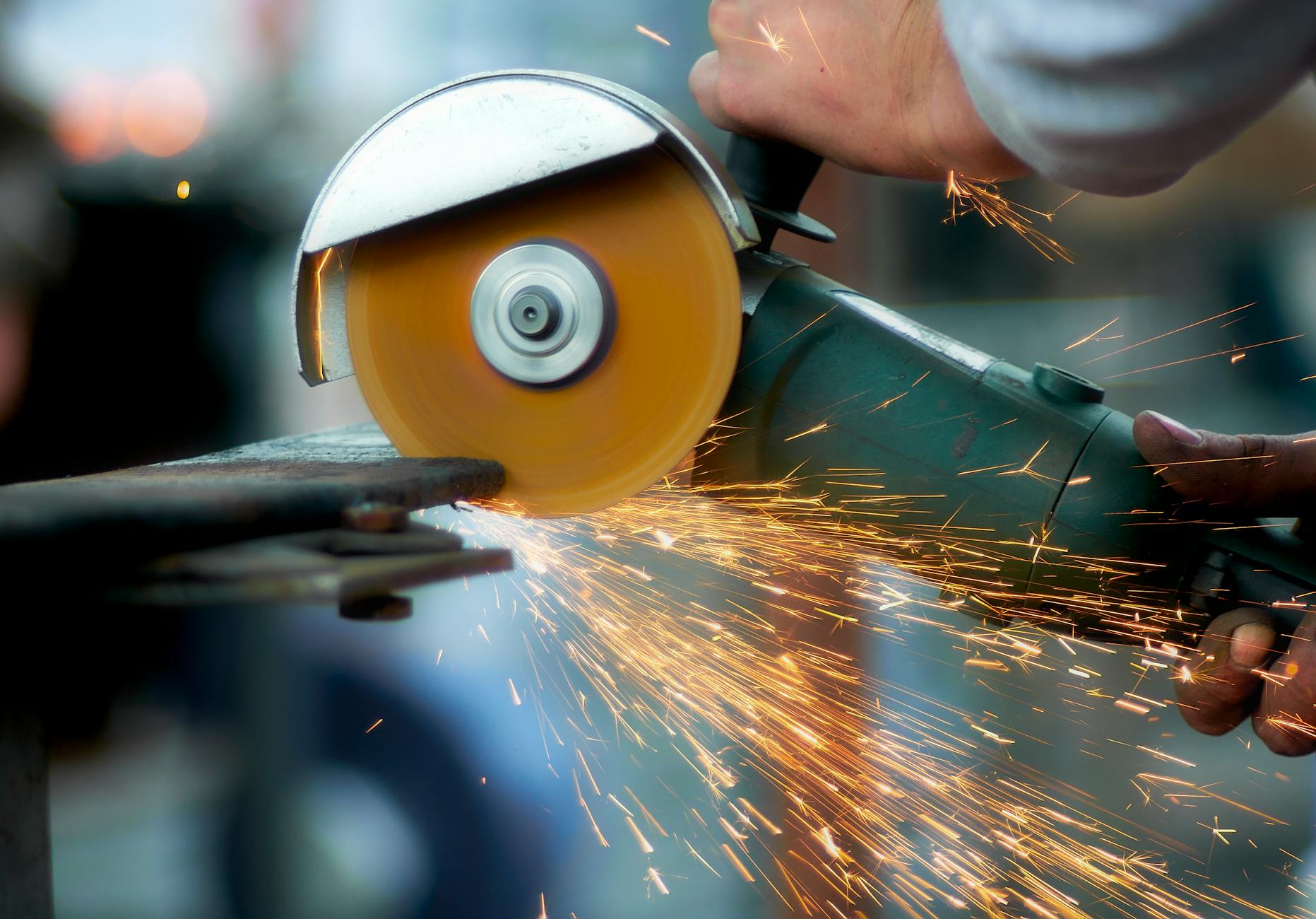 Werkzeuge mit Q – Querschnitt-Bearbeitung mit Winkelschleifer in der Werkstatt