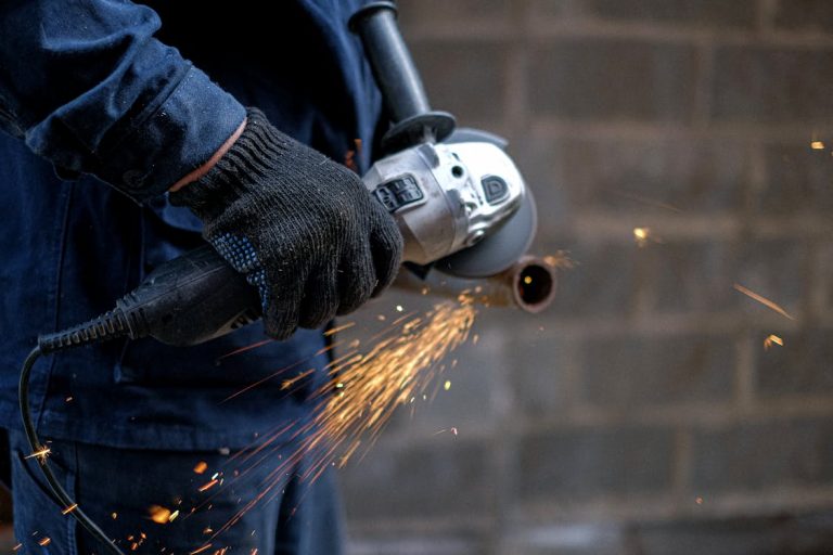Werkzeuge mit T – Trennschleifer erzeugt Funken beim Metallschneiden