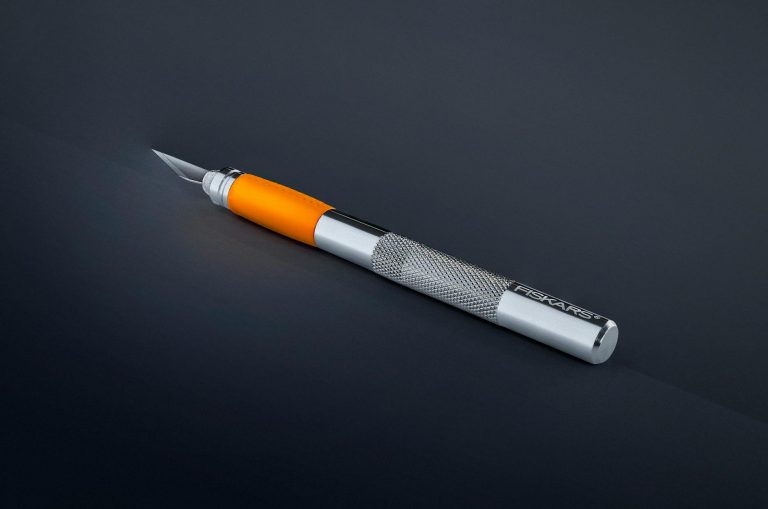 Werkzeuge mit X – Präzisionsmesser X-Acto beim Schneiden
