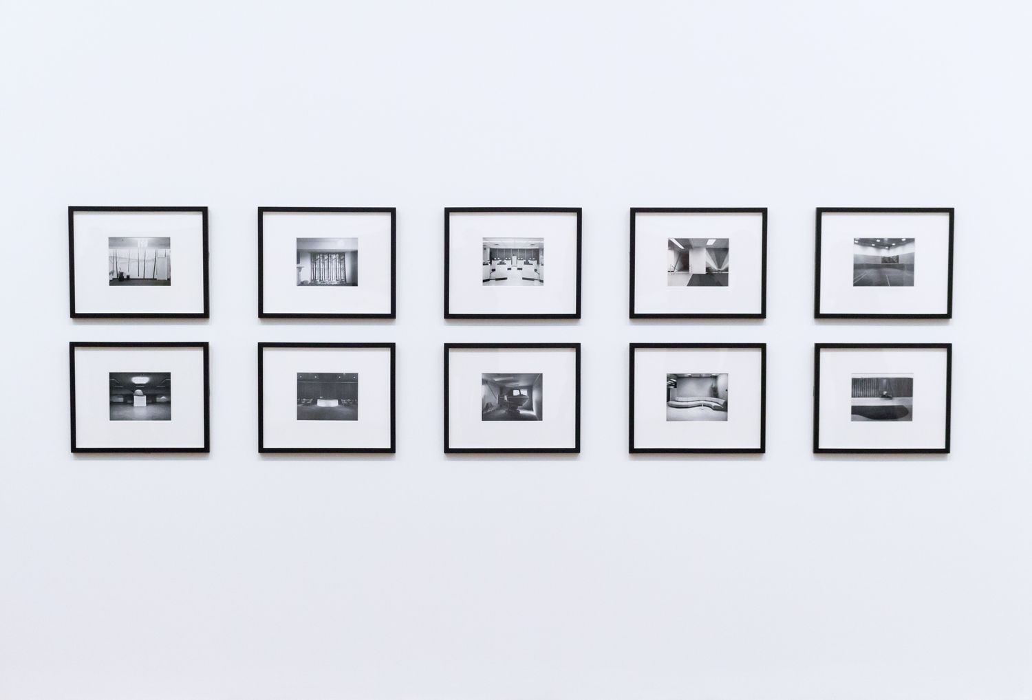 Bilder aufhängen ohne bohren – Bilderwand mit mehreren Rahmen