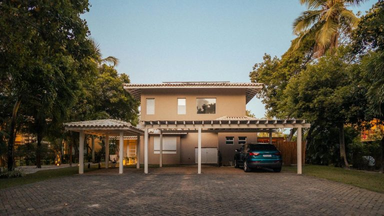 Carport selber bauen – offener Carport mit Stützen und Balkendach über der Einfahrt