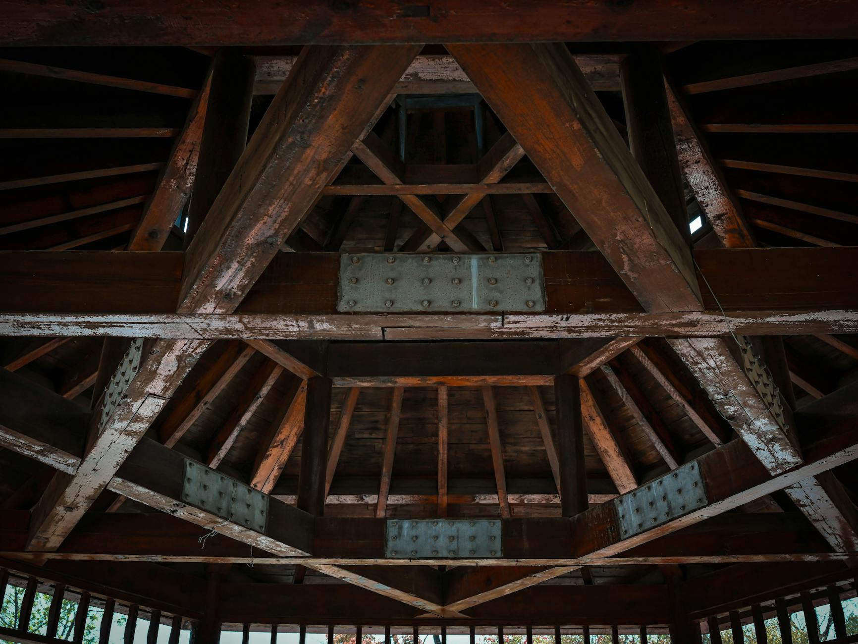 Carport selber bauen – tragende Holzbalken-Konstruktion mit verschraubten Verbindungen