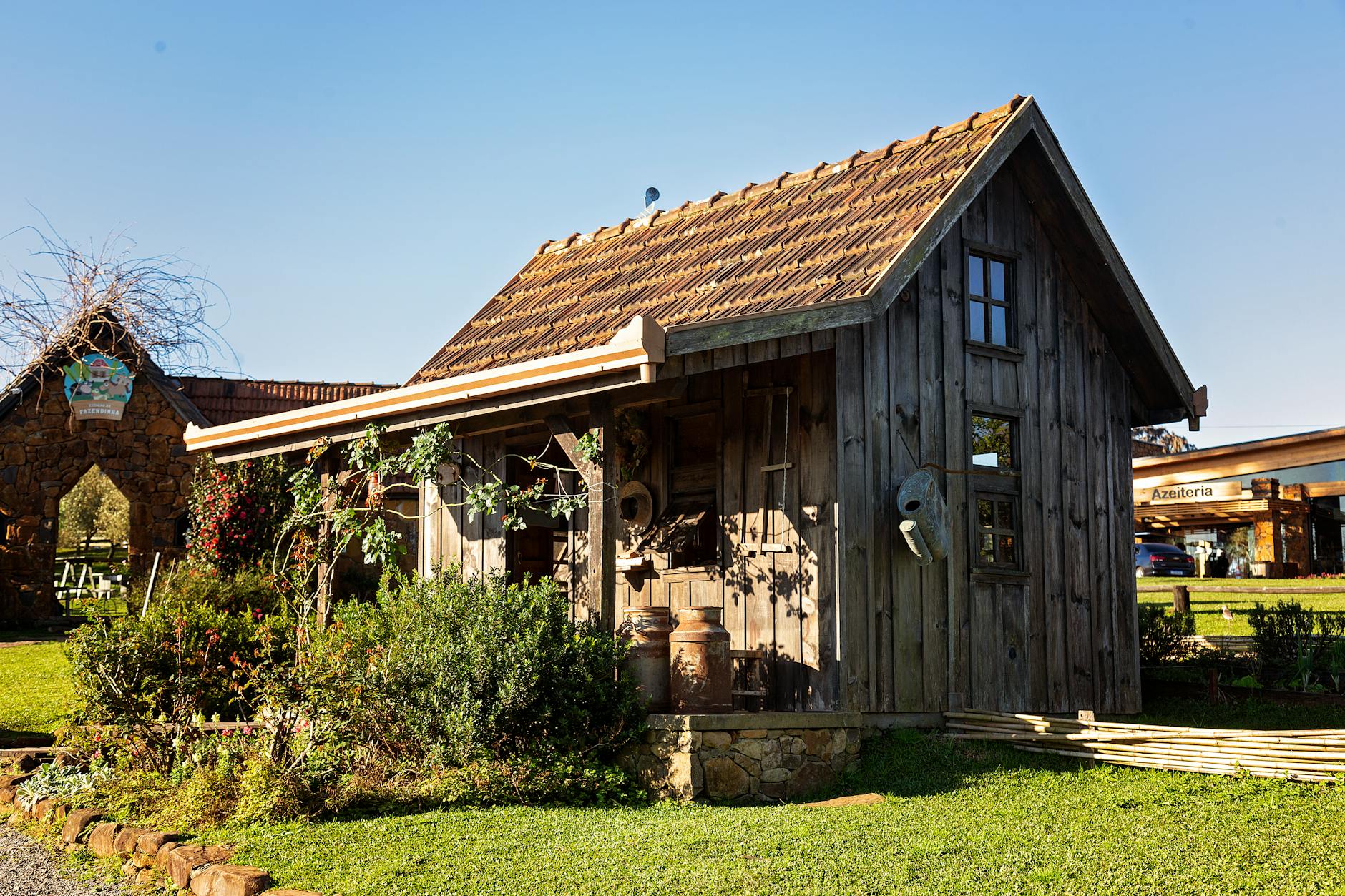 Gartenhaus selber bauen – rustikales Gartenhaus aus Holz mit überdachter Front