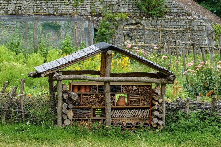 Insektenhotel selber bauen – selbst gebautes Insektenhotel mit Bambus und Holz im Garten