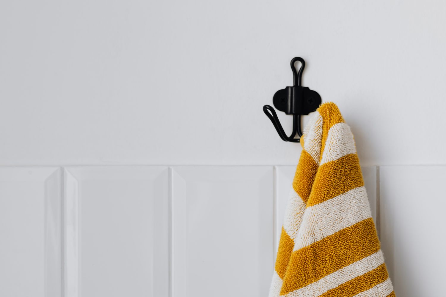 Kleben statt bohren – Haken an der Wand ohne Bohrloch