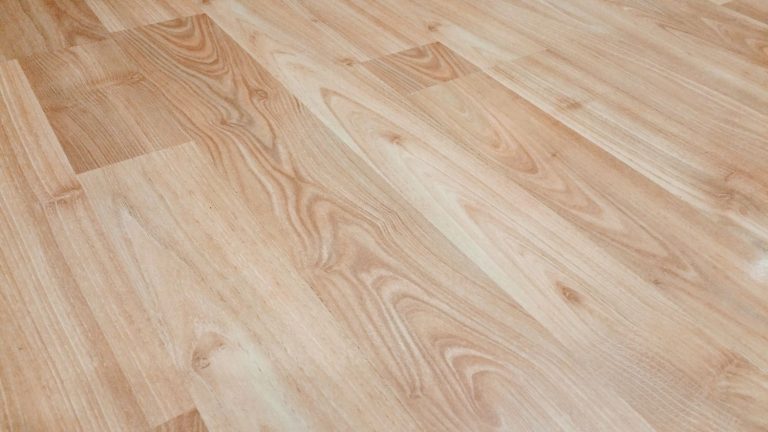 Laminat lässt sich runterdrücken – heller Laminatboden in Holzoptik