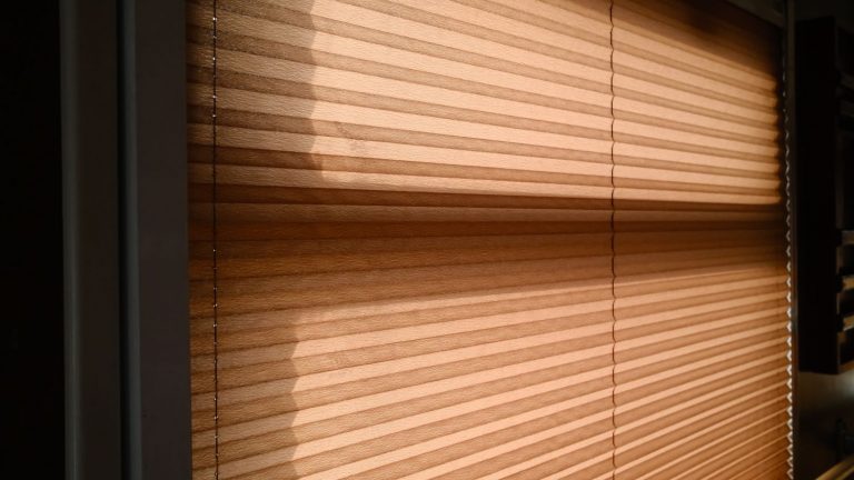Plissee reparieren: Gerissene Schnur selbst wechseln Plissee reparieren – Faltenstoff am Fenster mit seitlichen Spannschnüren