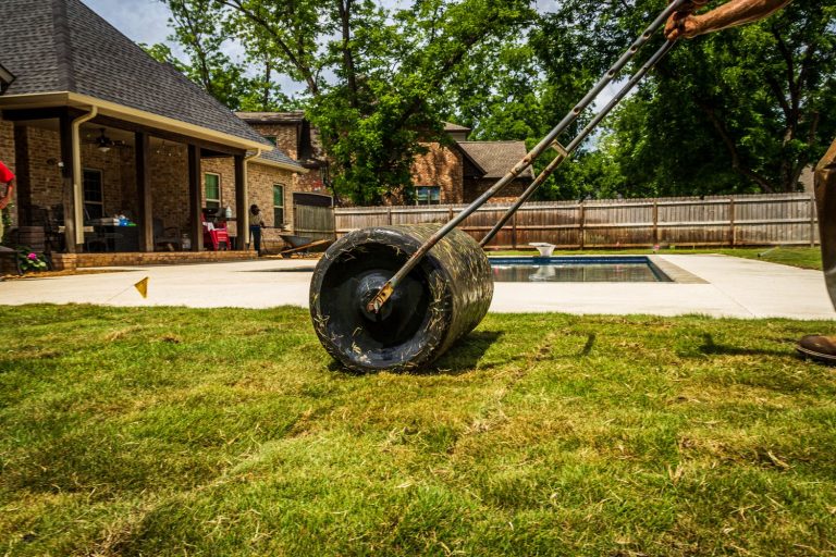 Rasenwalze selber bauen – schwere Trommel wird über den Rasen gezogen