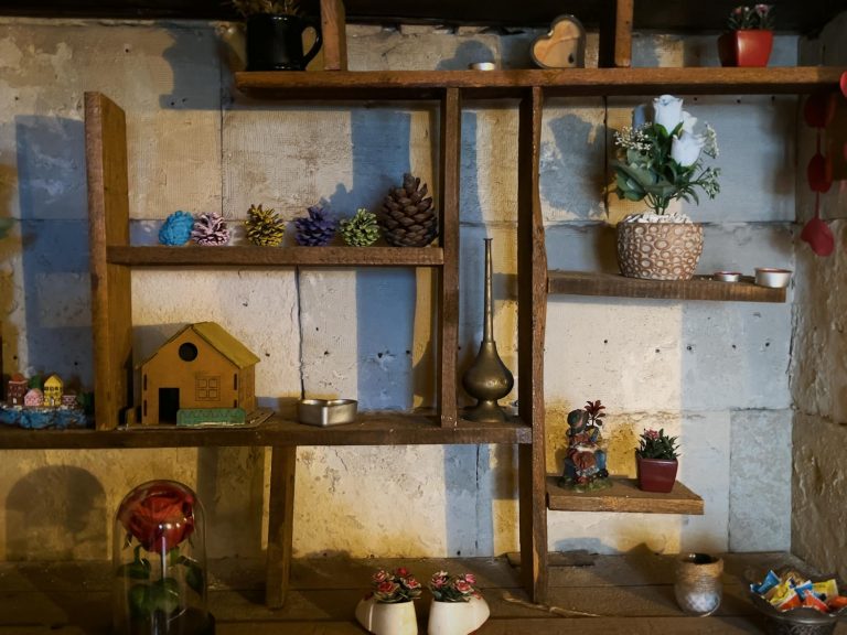 Regal selber bauen – selbst gebautes Holzregal an der Wand