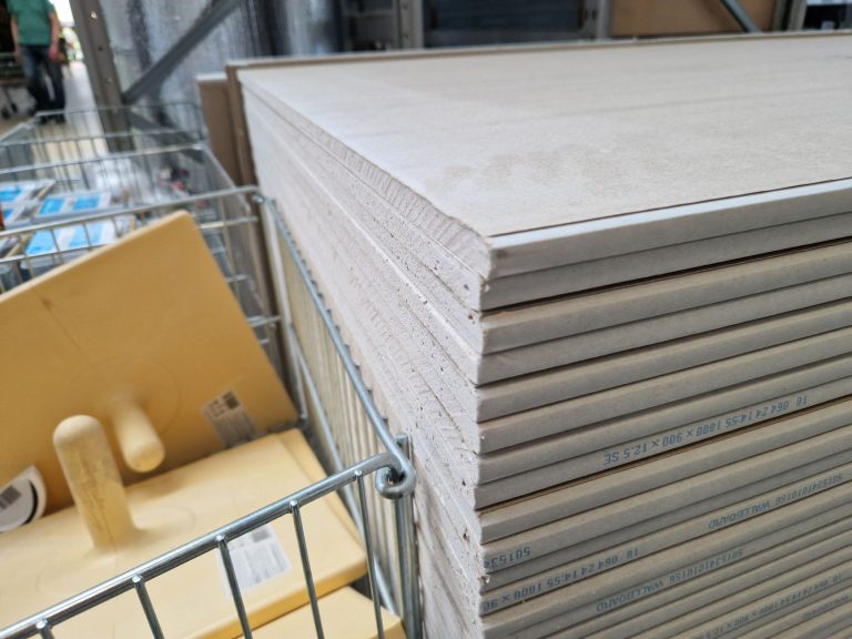 Rigipsplatten Größen – gestapelte Gipskartonplatten mit aufgedruckten Maßangaben