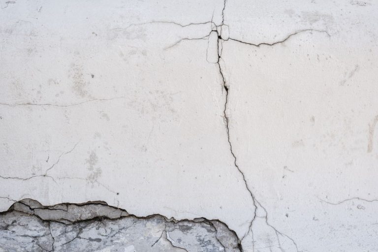 Große Risse im Mauerwerk reparieren – Riss in einer verputzten Wand