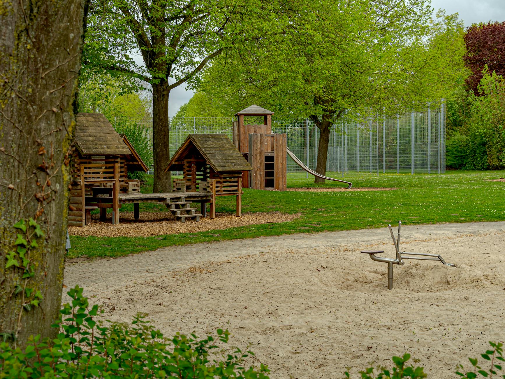 Sandkasten selber bauen – Spielbereich mit Holzelementen und Sandfläche