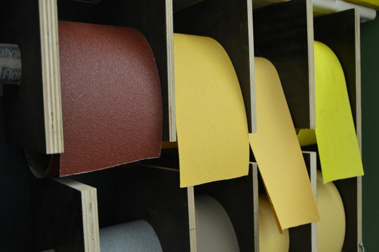 Schleifpapier Körnung – verschiedene Schleifpapiere in unterschiedlichen Körnungen im Regal