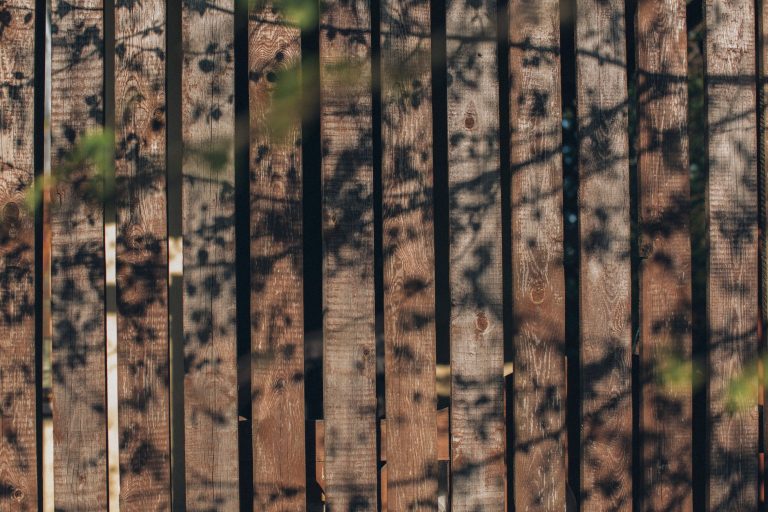 Sichtschutz selber bauen: Anleitung, Pfosten und stabile Befestigung Sichtschutz selber bauen – senkrechter Holz-Sichtschutzzaun im Garten