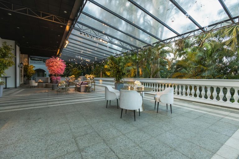 Terrassenüberdachung selber bauen – glasüberdachte Terrasse mit Sitzbereich