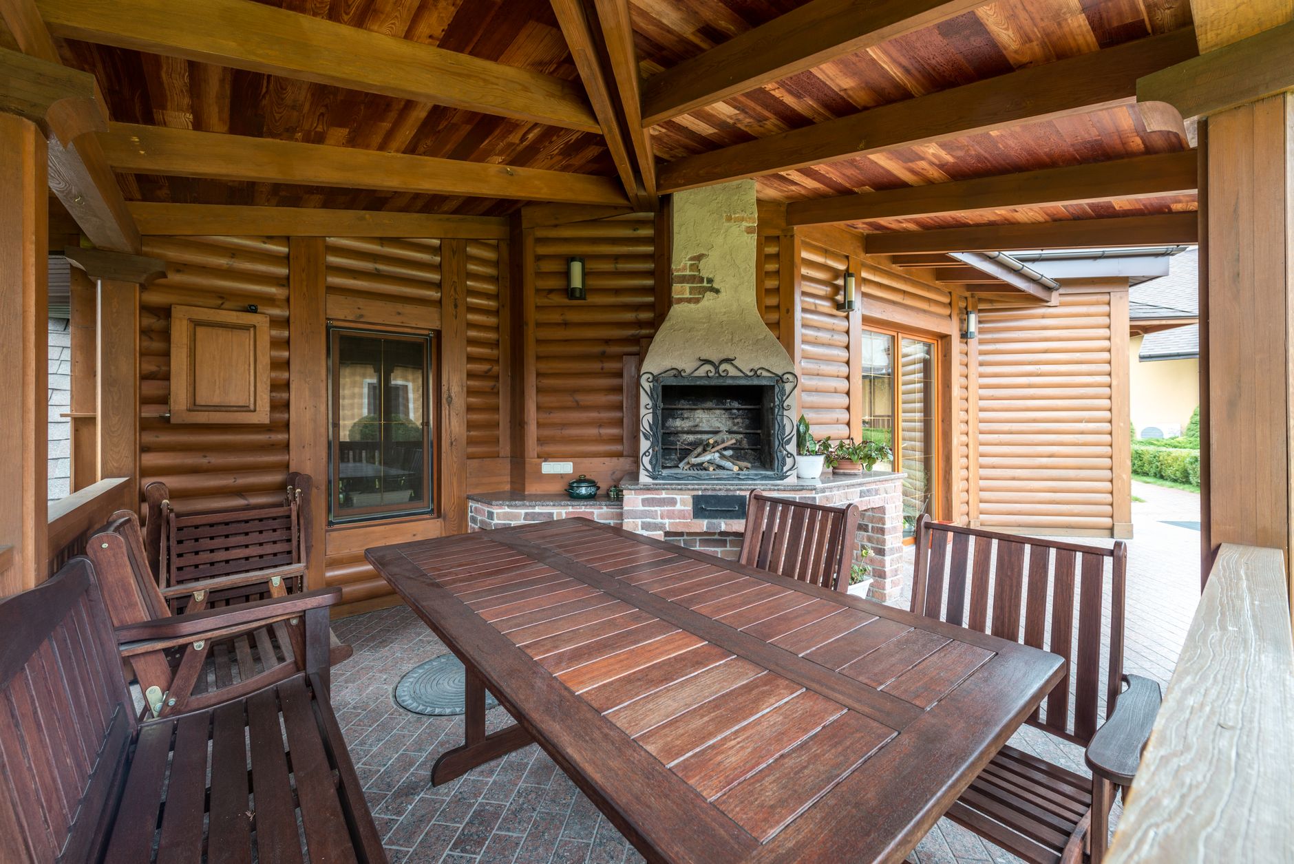 Terrassenüberdachung selber bauen – überdachte Holzterrasse mit Balkendach