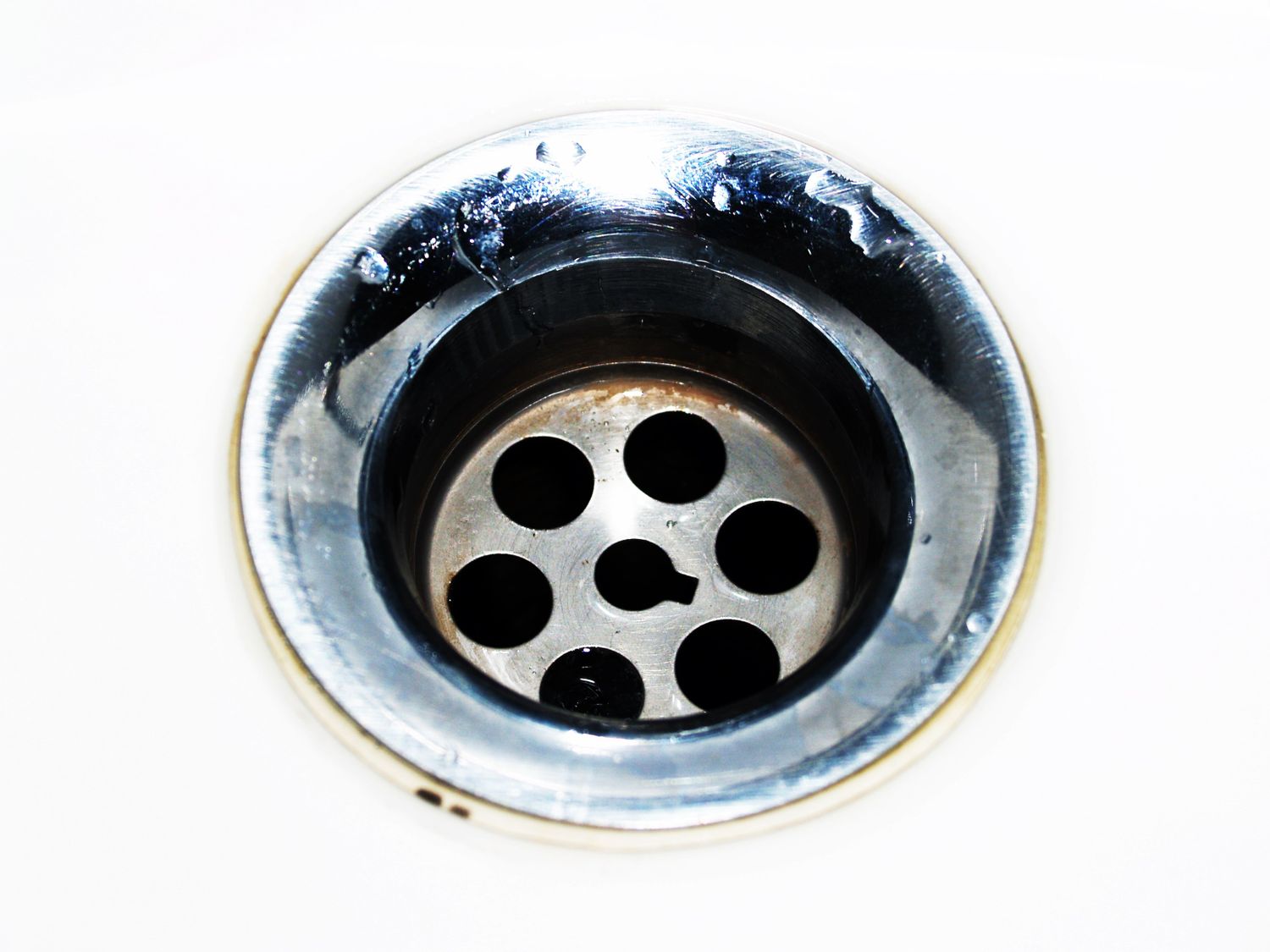 Waschbecken verstopft – Blick in den Abfluss mit Sieb