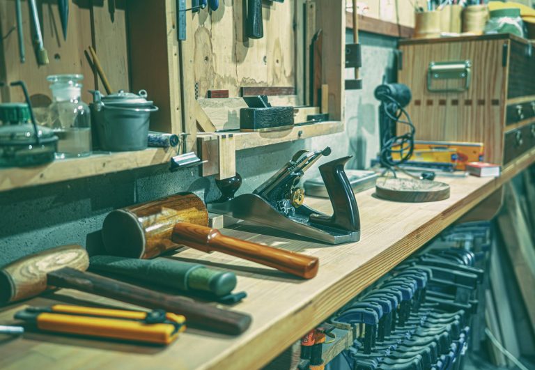 Werkbank selber bauen – stabile Holz-Werkbank mit Werkzeug in der Werkstatt