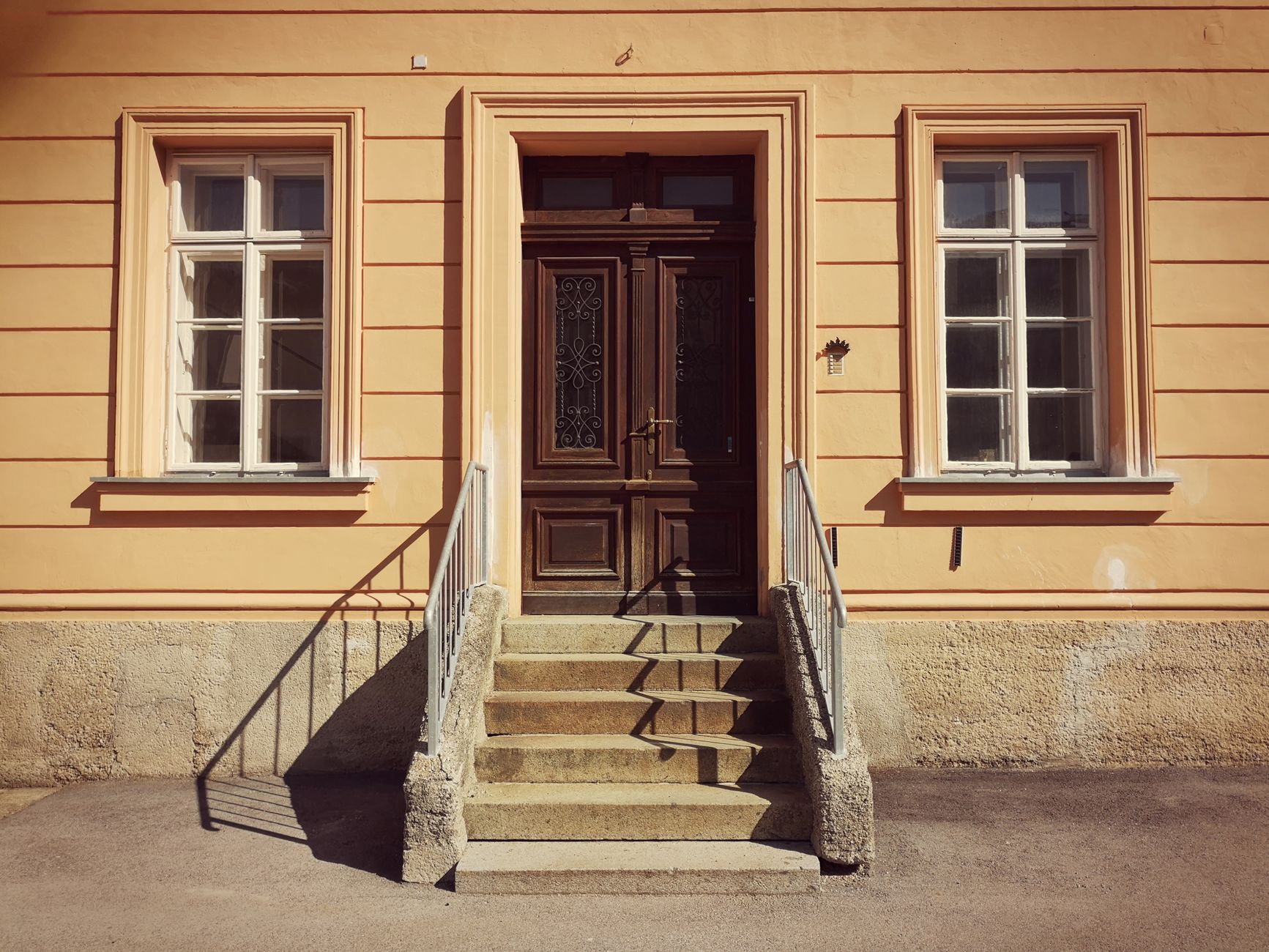 Außentreppe sanieren – Eingangstreppe aus Stein an einer Hausfassade