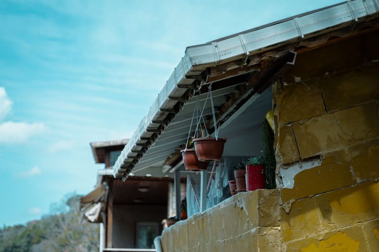 Dachüberstand verlängern – Traufe eines Hauses mit Dachüberstand und Dachrinne