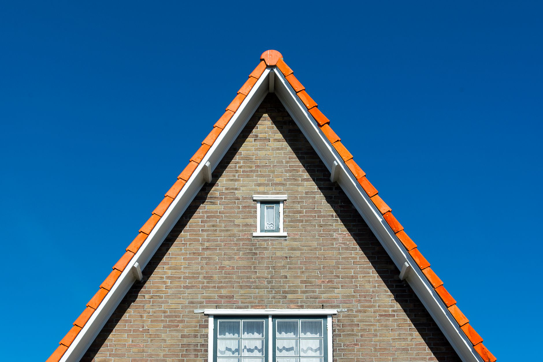 Dachüberstand verlängern – Giebel eines Hauses mit Ziegeldach und Dachkante
