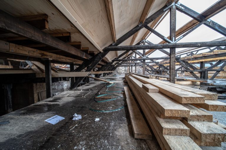 Traglast Holzbalken Tabelle – Dachstuhl aus Holzbalken und gestapelte Kanthölzer im Rohbau