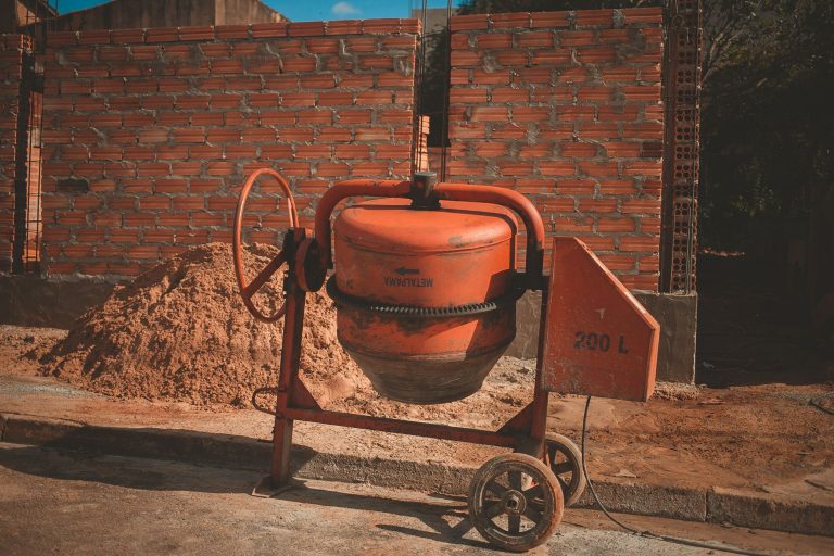 Wieviel Zement für 1m³ Beton? Menge, Säcke und Mischverhältnis Wieviel Zement für 1m3 Beton – Betonmischer auf einer Baustelle neben einem Sandhaufen