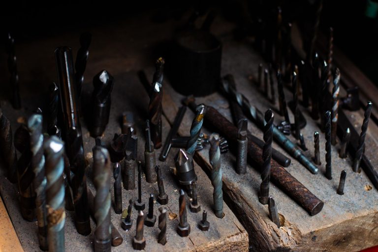 Bohrer-Arten: Welcher Bohrer für welches Material? Bohrer-Arten – verschiedene Bohrertypen für Metall, Holz und Stein nebeneinander