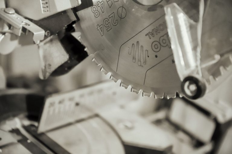 Sägeblatt: HSS oder Hartmetall? So findest du das richtige Blatt Sägeblatt HSS oder Hartmetall – hartmetallbestücktes Kreissägeblatt an einer Kappsäge