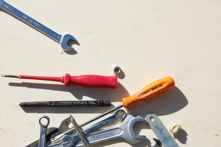 Werkzeuge und Baumaschinen richtig einlagern: Worauf es bei Lagerflächen wirklich ankommt red and silver hand tool