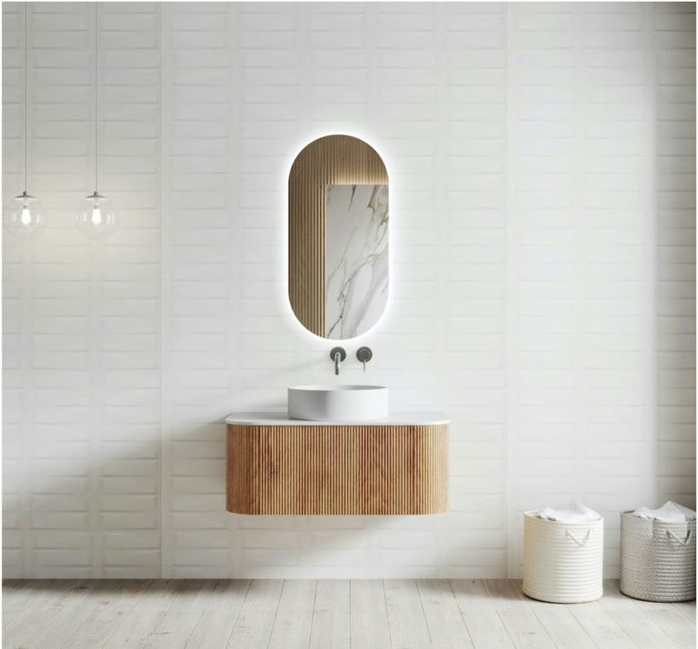 Barrierefreies Bad renovieren: Wand WC und praktisches Zubehör a bathroom with a sink and a mirror