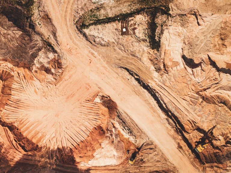 Sichere und effiziente Baugruben: Worauf es bei Planung und Ausführung ankommt a large red rock formation