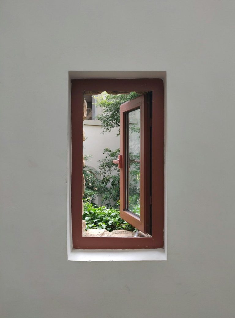 Holzfenster kaufen: 3 wichtige Fakten zu Material, Konstruktion und Pflege opened brown wooden framed glass window