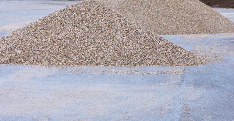Kapillarbrechende Schicht – Haufen aus grobem Kies auf einem Baustofflager