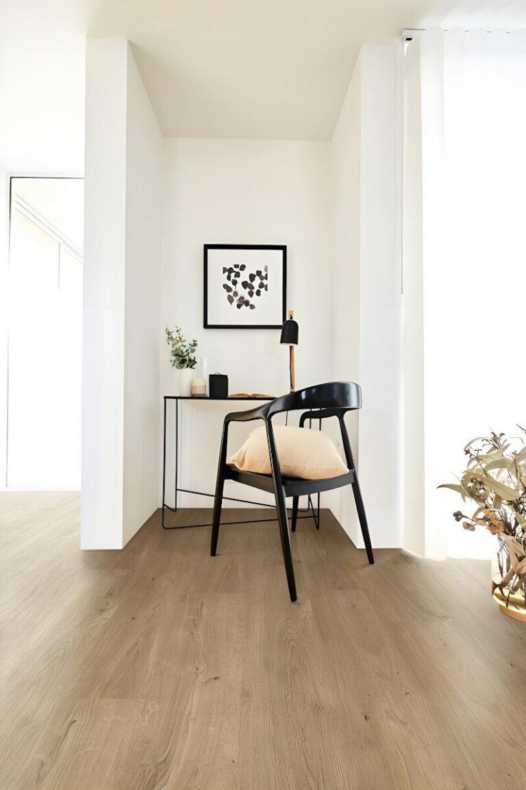 Belastungsprobe Alltag: Wie robust ist Vinylboden in Holzoptik bei Kratzern, Stuhlrollen und Feuchtigkeit? Minimalist workspace with black chair and artwork