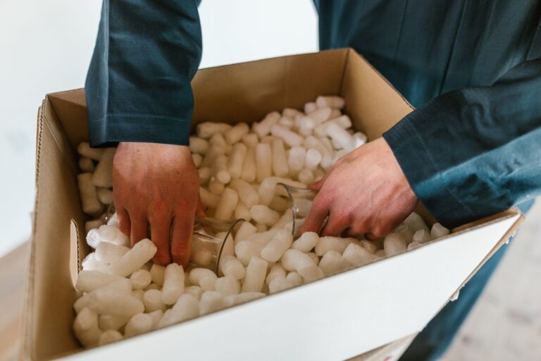Schaumstoff entsorgen – Versandkarton mit weißen Verpackungsflocken