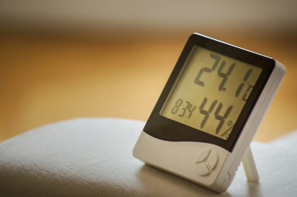 Digitales Hygrometer zeigt Raumtemperatur und relative Luftfeuchte an